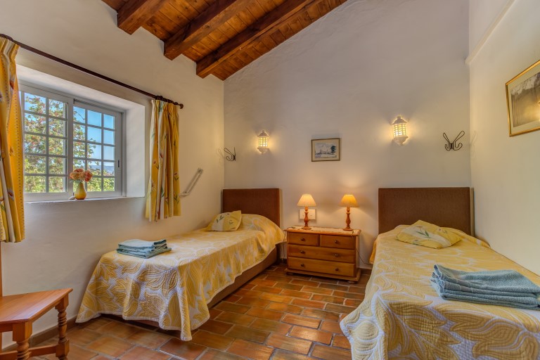 Girassol twin bedroom