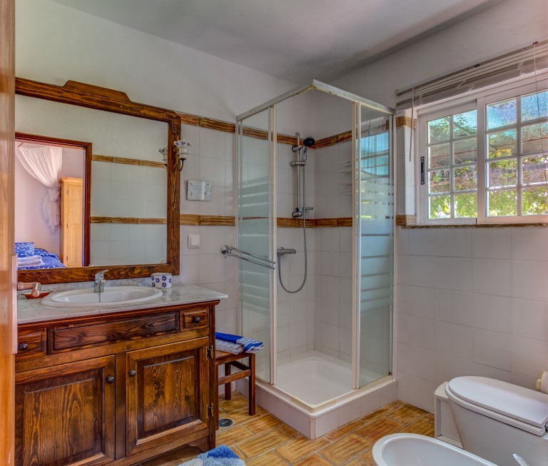 Papoula en-suite shower