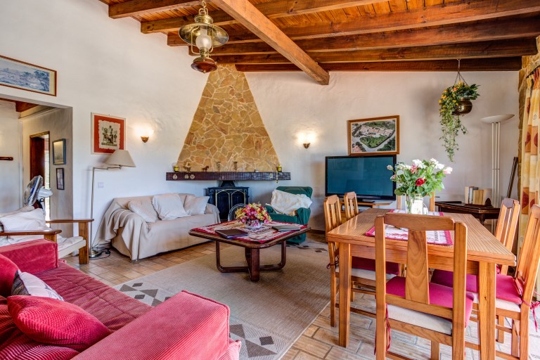 Papoula lounge-dining area