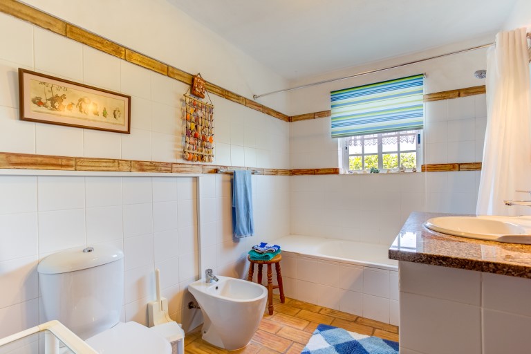 Papoula main bathroom